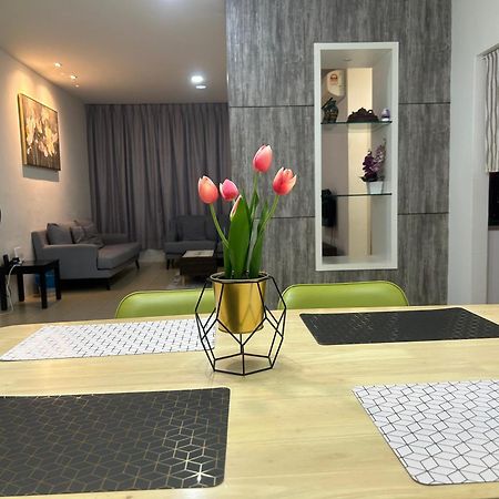 Roxy Apartment Kuching Exterior foto