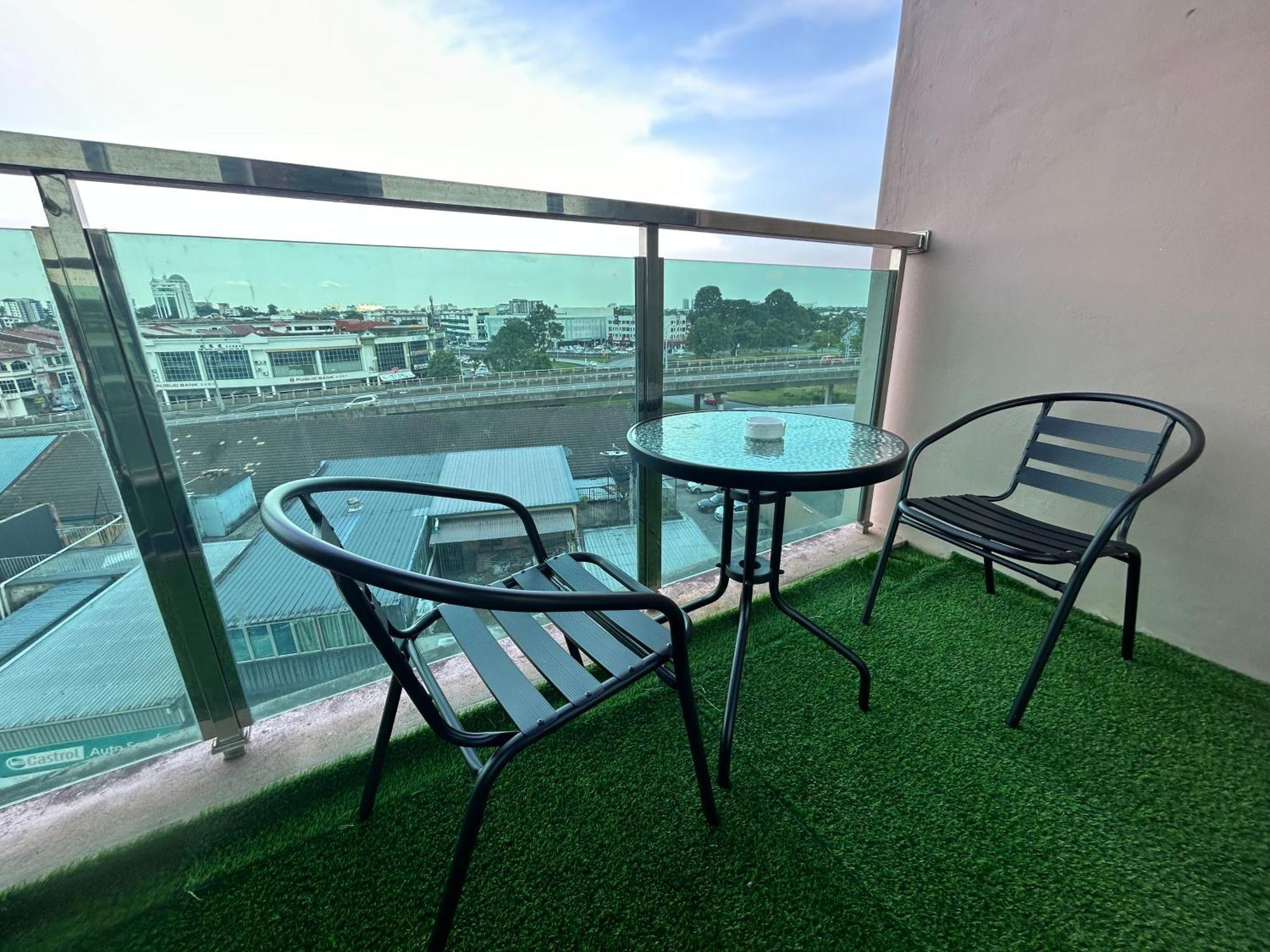 Roxy Apartment Kuching Exterior foto